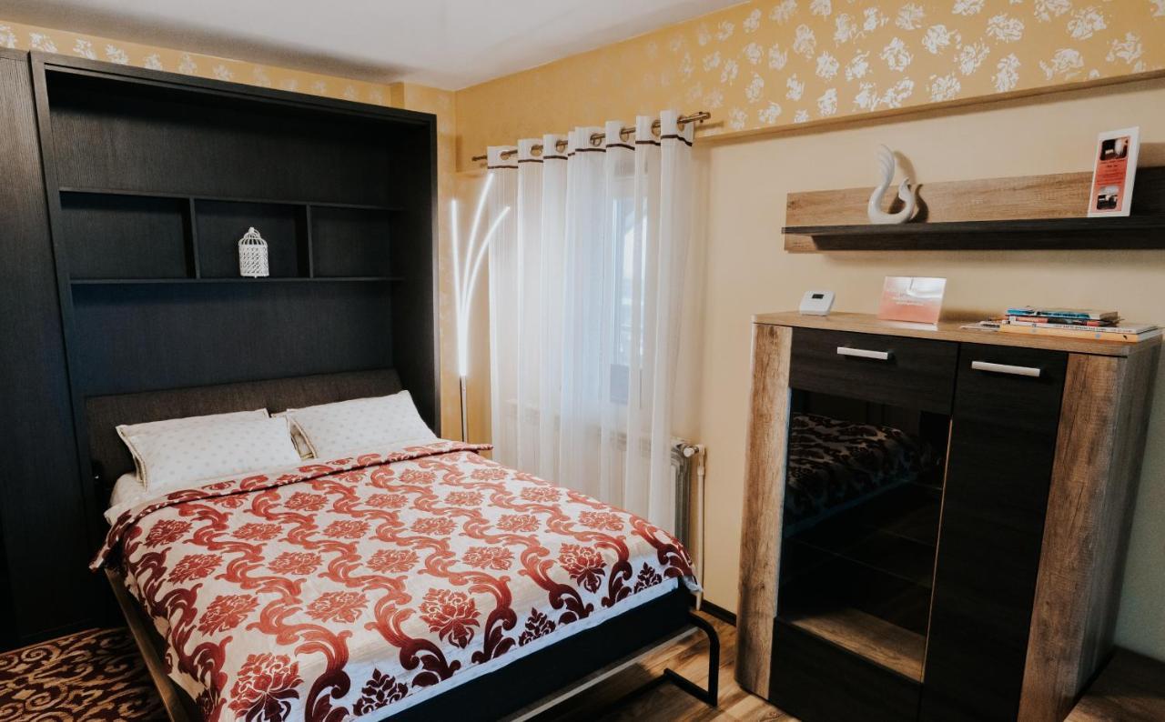 Carla's Palas, Airport Shuttle Apartment *