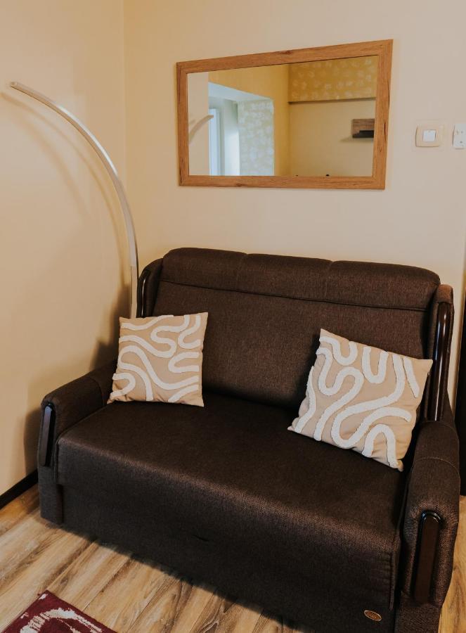 Carla's Palas, Airport Shuttle Apartment