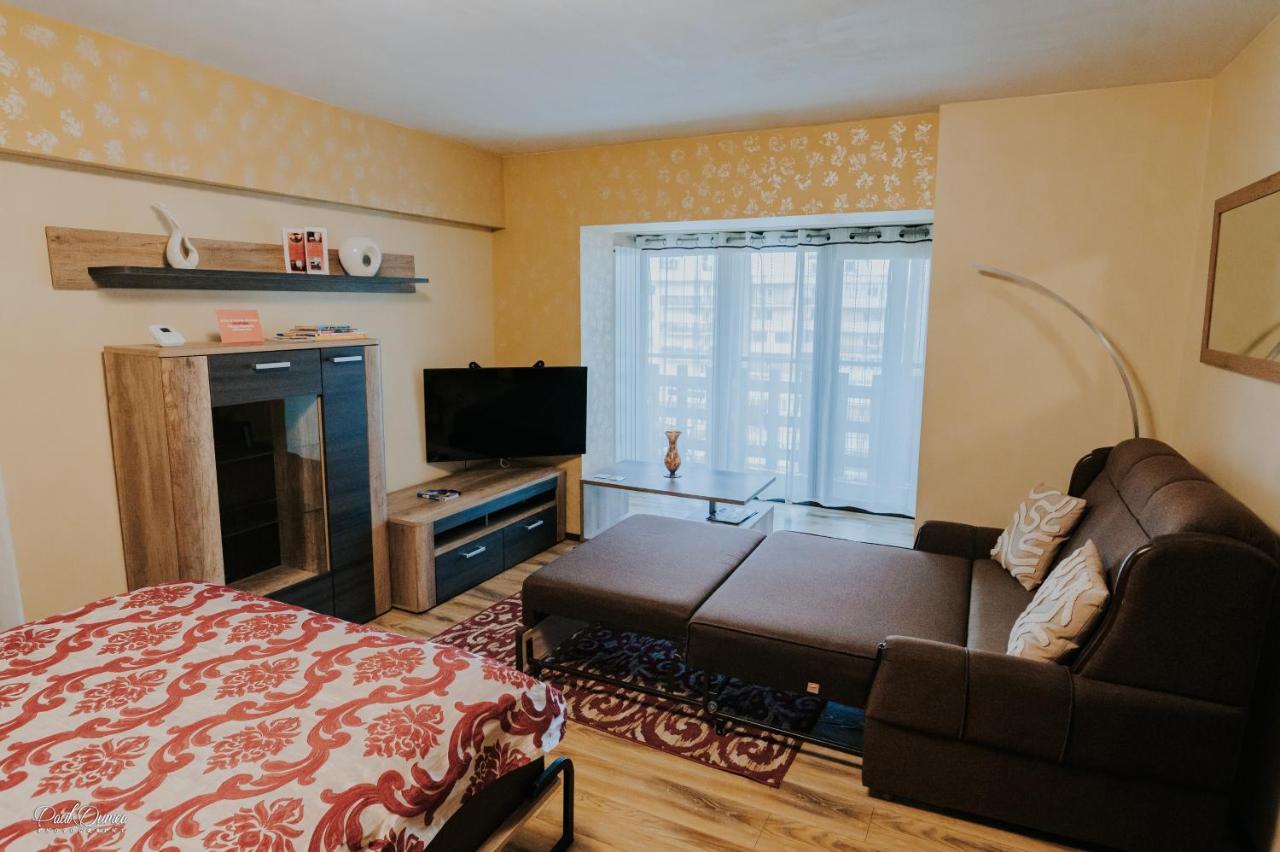 Carla's Palas, Airport Shuttle Apartment