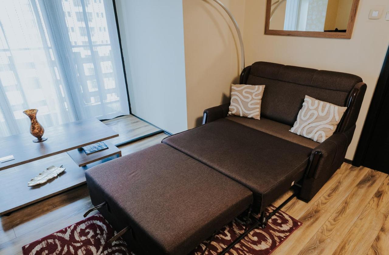 Carla's Palas, Airport Shuttle Apartment *